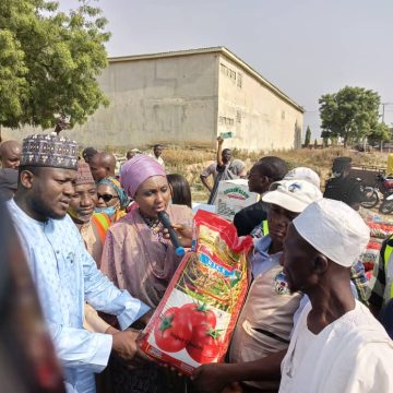 NEMA Delivers Food And Non-food Items To Victims of the Dikko Tanker Explosion.