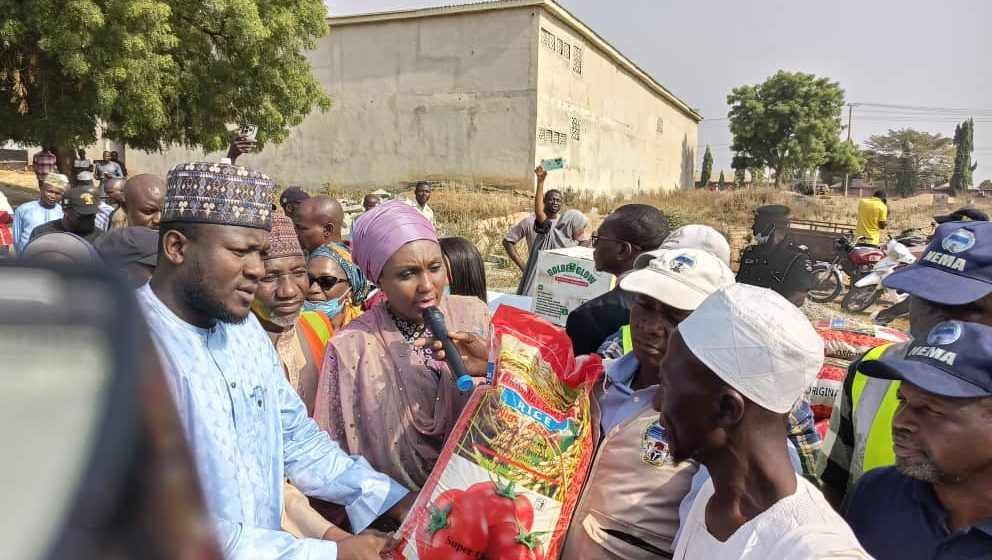 NEMA Delivers Food And Non-food Items To Victims of the Dikko Tanker Explosion.