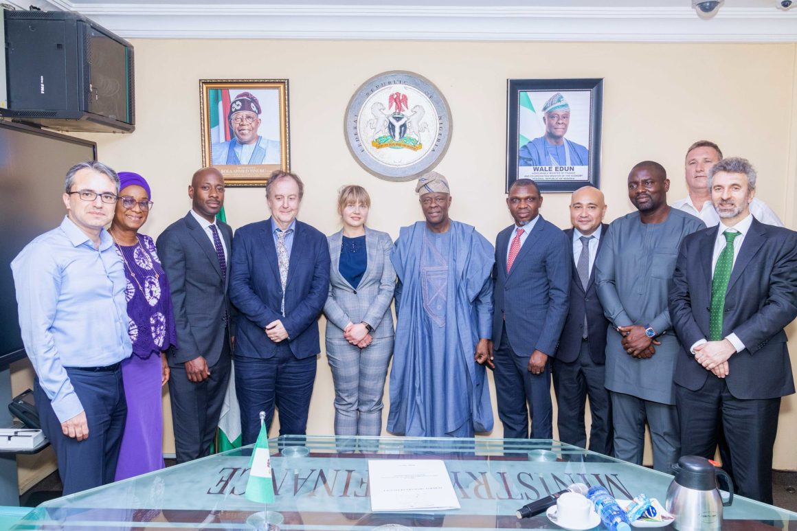 STANDARD CHARTERED BANK LAUDS NIGERIA’S ECONOMIC REFORMS, EXPLORES INVESTMENT OPPORTUNITIES