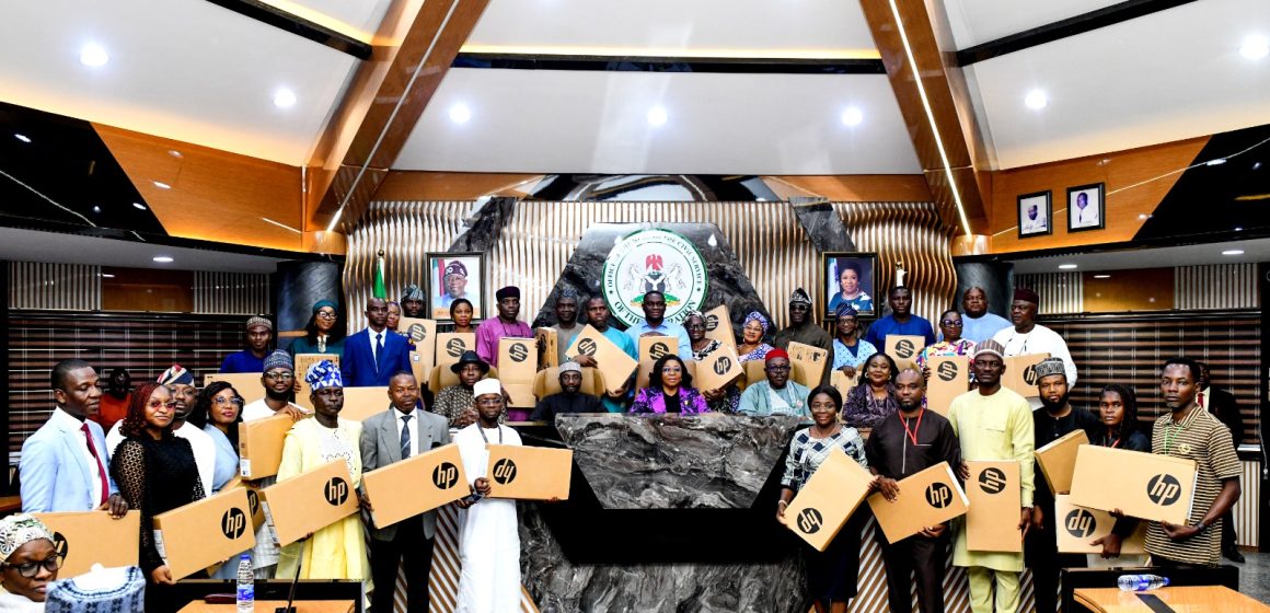 FG Advances Digital Transformation as HCSF Presents NITDA-Donated Laptops to 35 Civil Servants at DL4ALL Awards‎